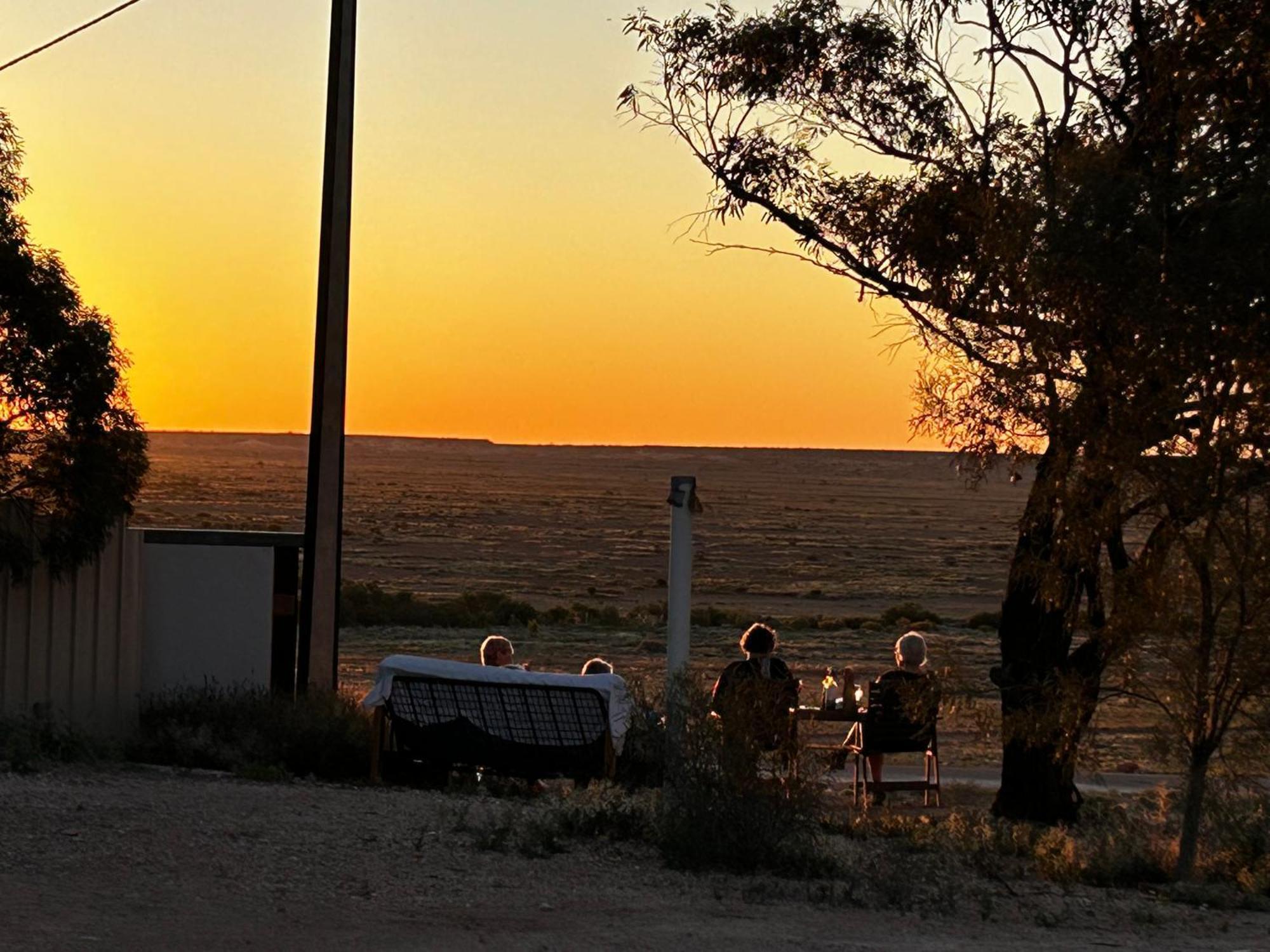 Hotel Di'S Dugouts Coober Pedy Exterior foto