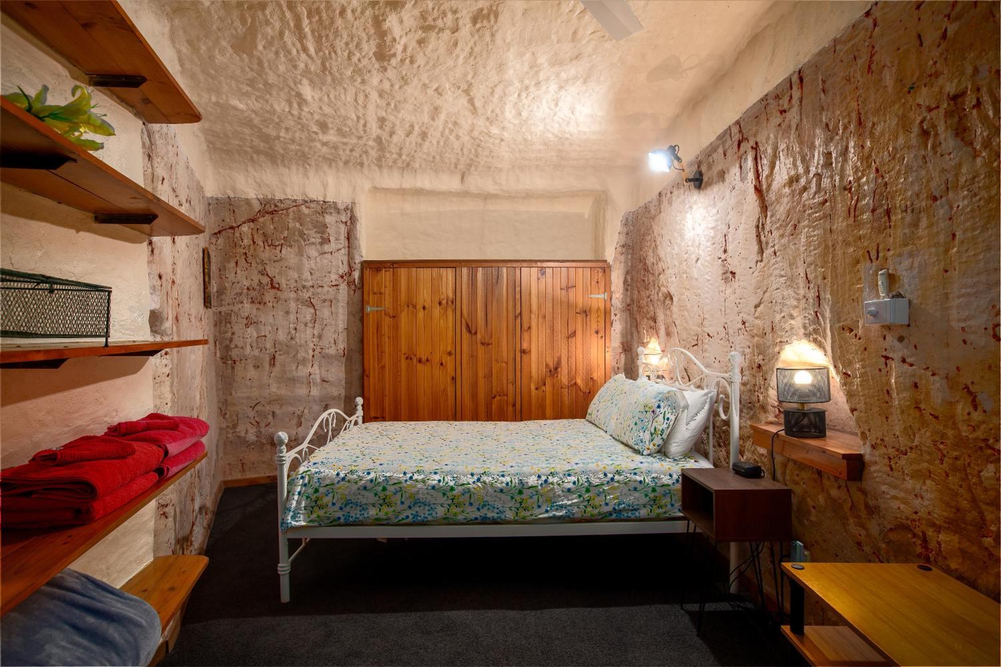 Hotel Di'S Dugouts Coober Pedy Exterior foto