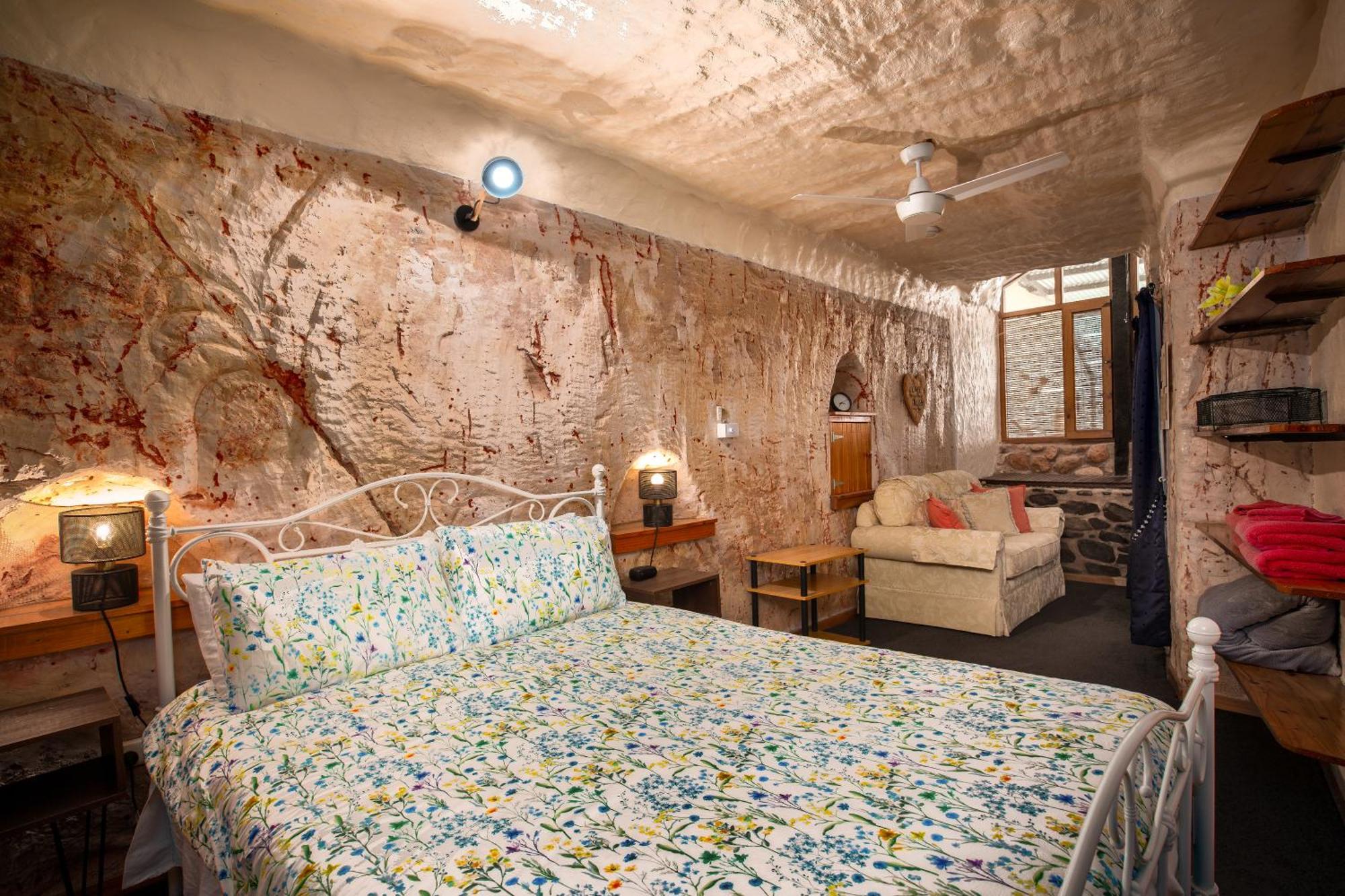 Hotel Di'S Dugouts Coober Pedy Exterior foto