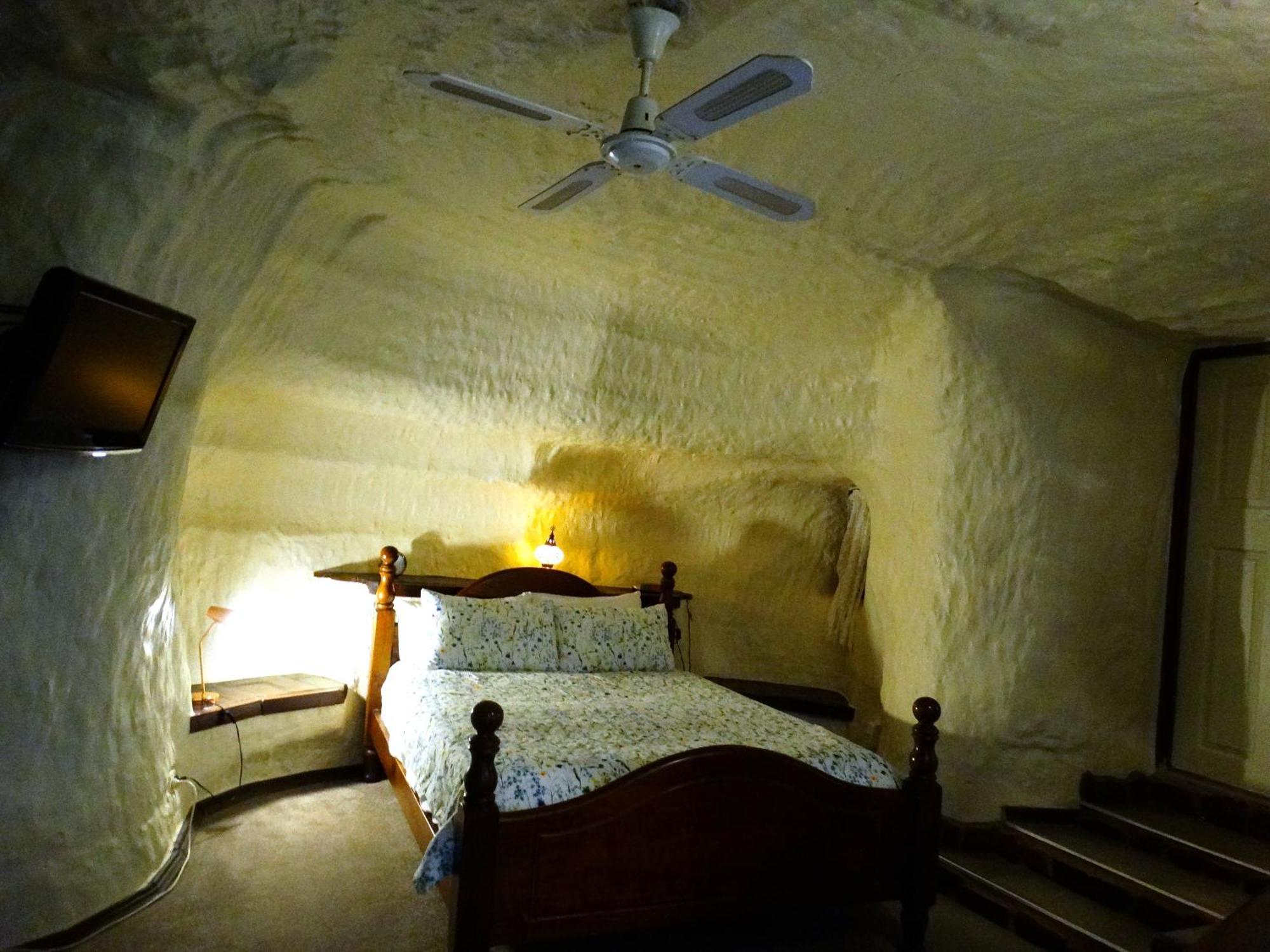 Hotel Di'S Dugouts Coober Pedy Exterior foto