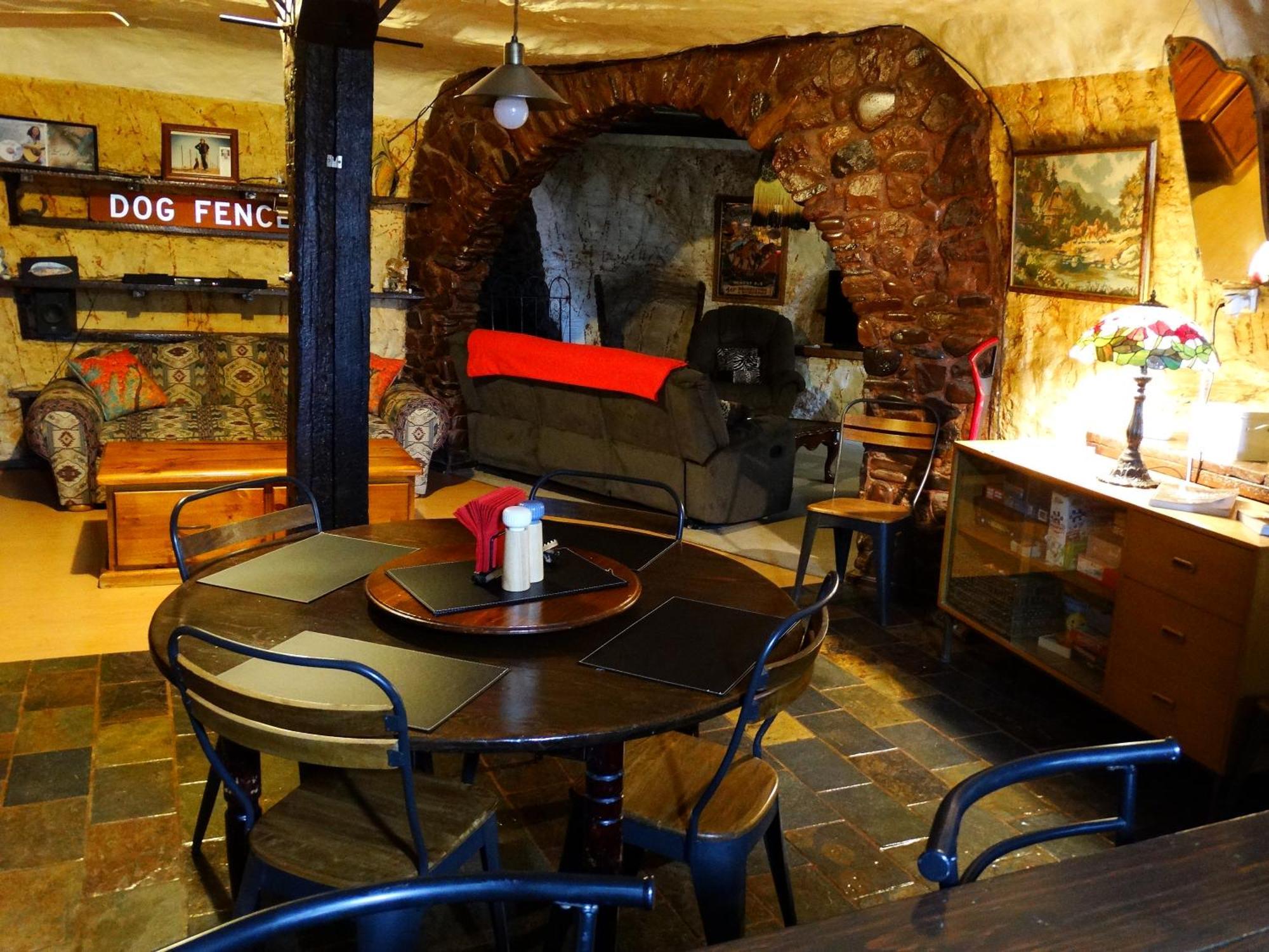 Hotel Di'S Dugouts Coober Pedy Exterior foto