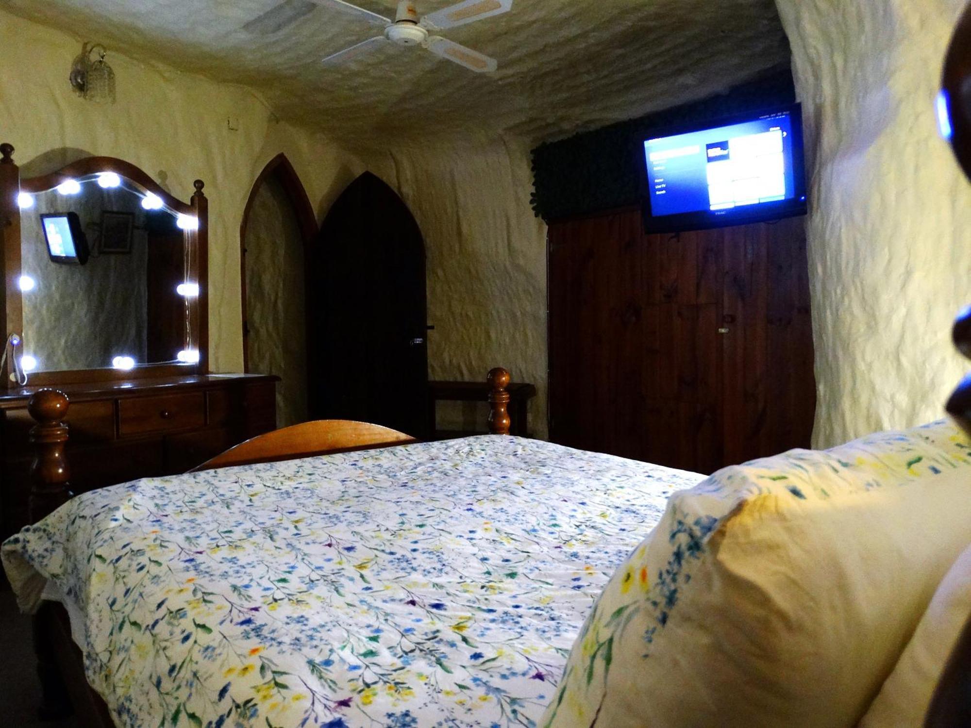 Hotel Di'S Dugouts Coober Pedy Exterior foto