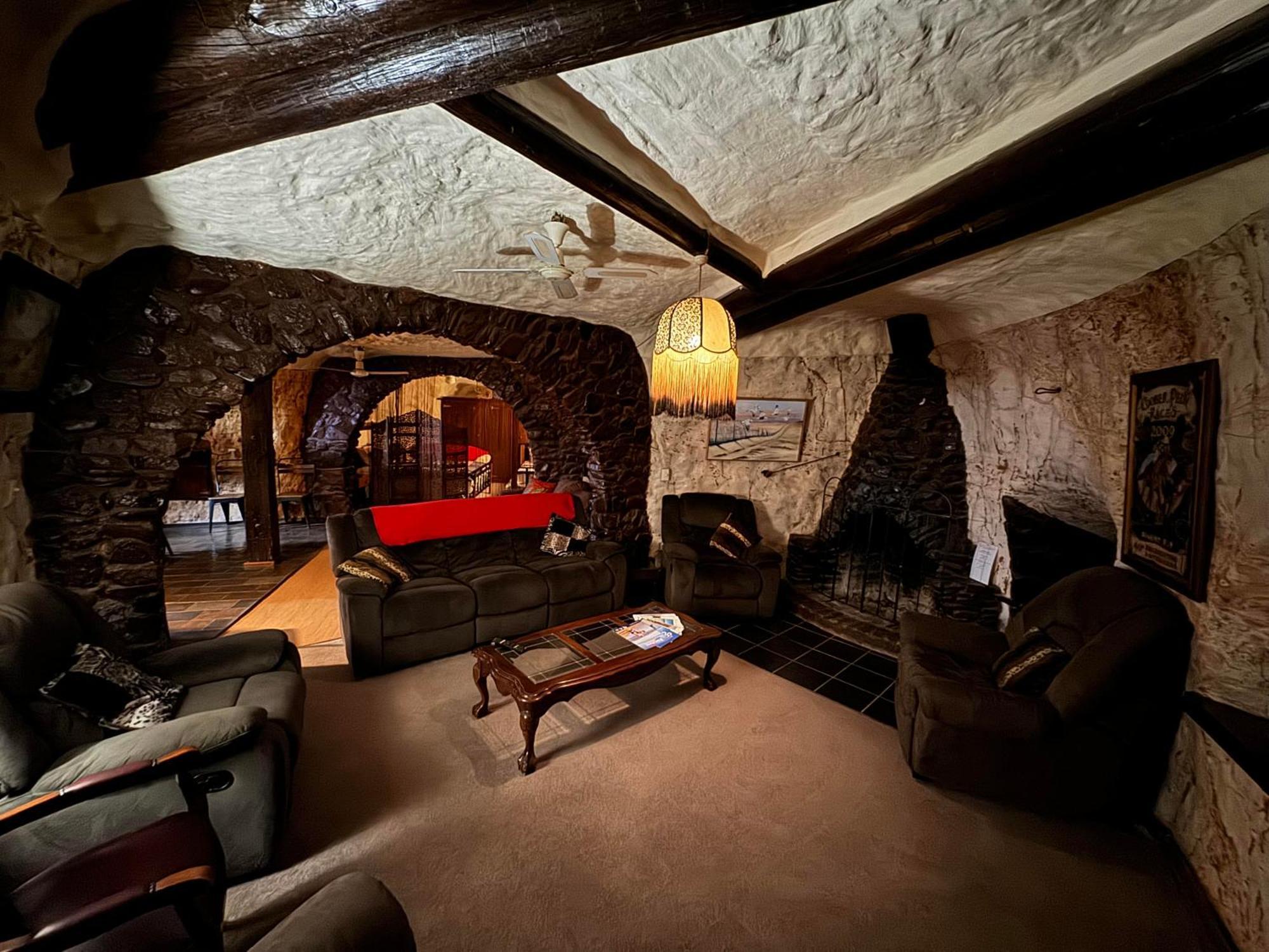 Hotel Di'S Dugouts Coober Pedy Exterior foto